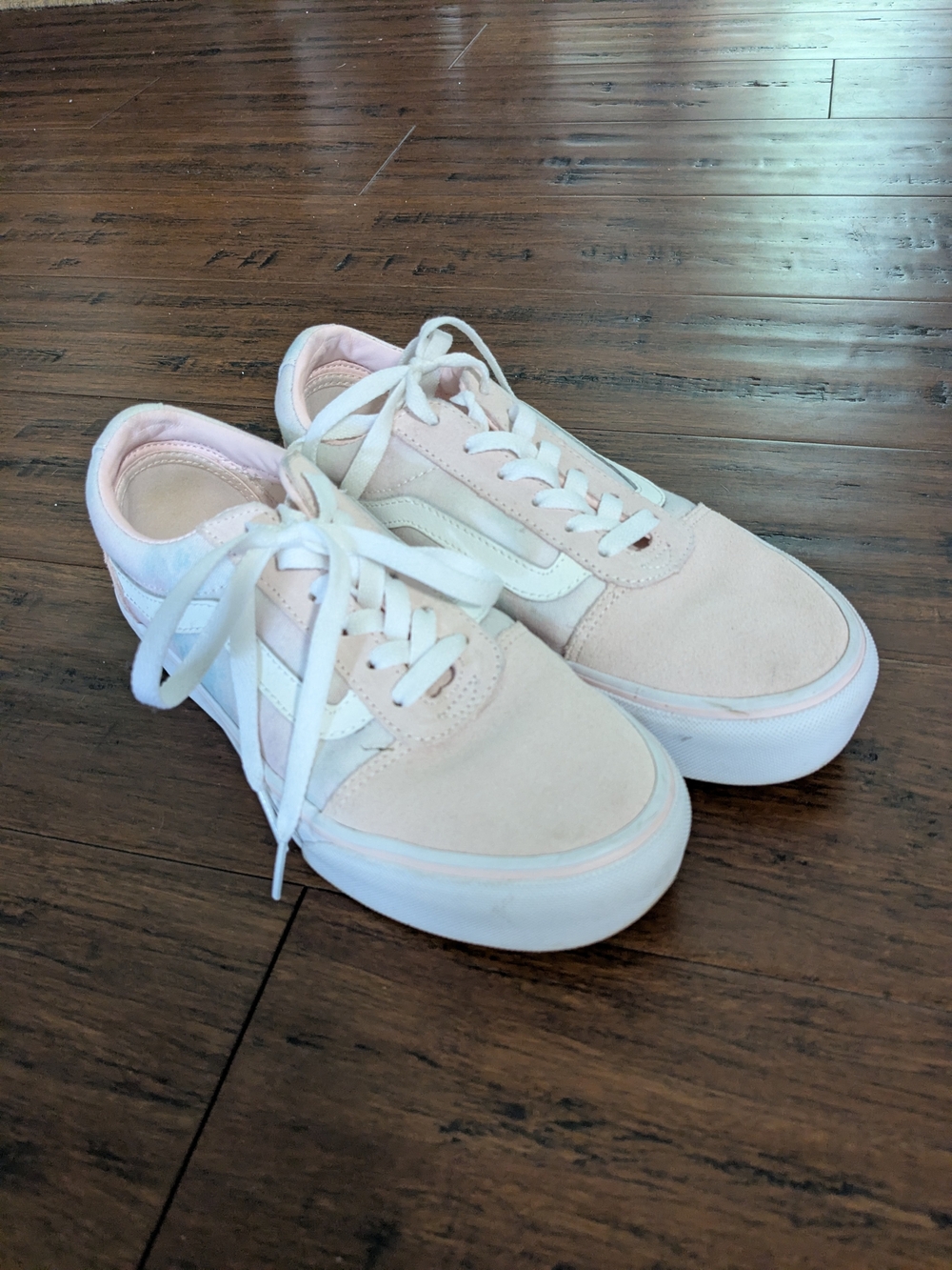Classic Low-Top Women's Sneakers in Light Pink